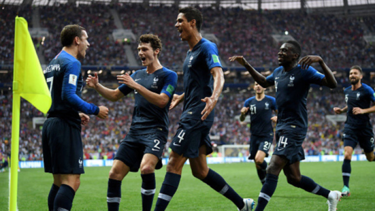 Франция 2 : 1 Хърватия 41′ Официално предупреждение за Люка