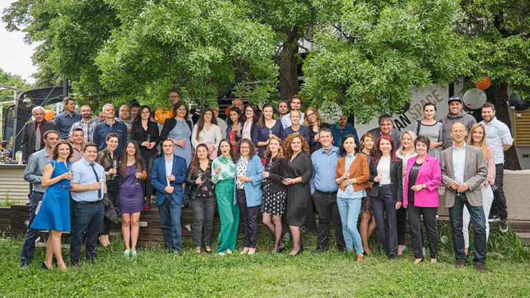 Екипна снимка от празненството по случай навършването на 15 години от основаването на Balkan Services