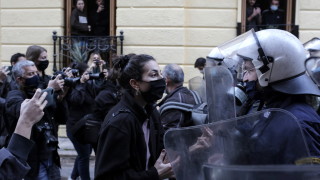 Над 100 души са задържани в центъра на Атина за