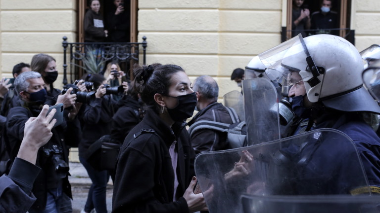 Над 100 души са задържани в центъра на Атина за