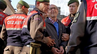 Освободиха писателя критик на Ердоган от ареста в Испания