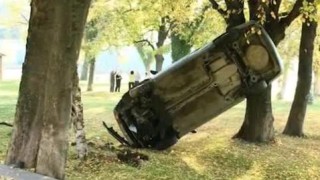 Лека кола се е приземила между две дървета в парка