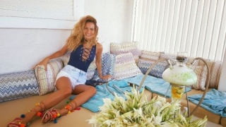 Тв водещата Зейнеб опъва краче на Миконос