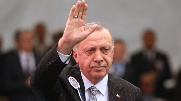 Турският президент Реджеп Ердоган пристигна в Тунис на изненадващо посещение