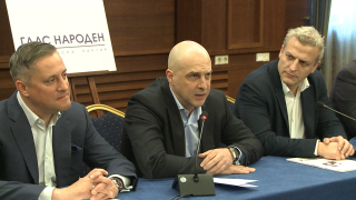 Светльо Витков не може да се прекърши да целуне знамето и да отиде в БСП