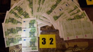 Разбиха престъпна група печатала фалшиви долари и евро в изоставена механа