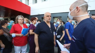 Импровизиран брифинг на медиците в Пирогов по повод изказването на