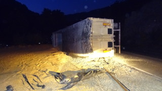 Камион разпиля бира край село Бараково