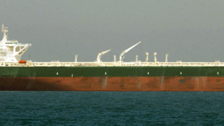 Петрол от Русия се претоварва в малко египетско пристанище за