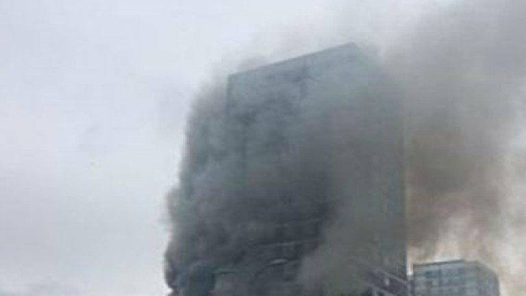 Пожар вилня в небостъргач в Западен Лондон