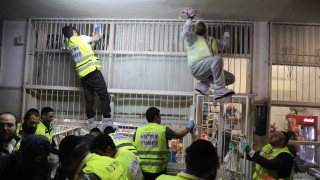 Най малко шестима души са били ранени при стрелба в Тел