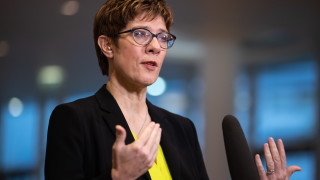 Германският консервативен лидер Анегрет Крамп Каренбауер обвини природозащитни организации че са