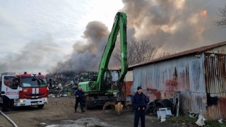 Пожар гори в база за скрап в Бургас