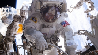 Капсула на SpaceX  с бивш астронавт на НАСА и трима
