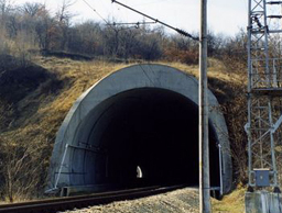 Над три часа пътници блокирани в жп-тунел