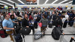 Инцидент предизвика евакуация на пътници на лондонското летище Хийтроу пише вестник
