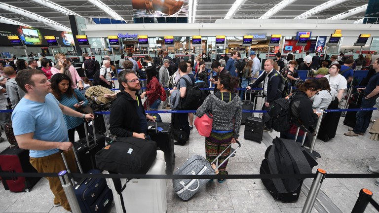 Инцидент предизвика евакуация на пътници на лондонското летище Хийтроу, пише