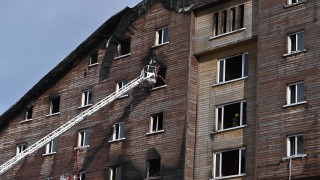 Турция задържа девет души заради пожара в ски курорт 