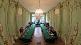 Правителството на Франция започна решаващи преговори със синдикатите в опит