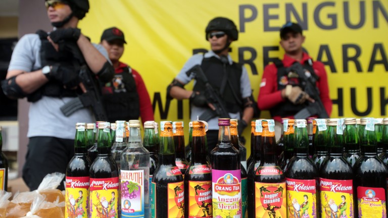 Унищожиха 6 хил. бутилки домашен алкохол след близо 100 смъртни случая в Индонезия