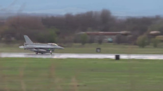 Първият от новопроизведените изтребители F 16 за българските ВВС се приземи