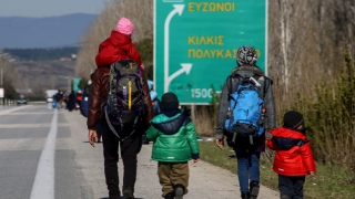 Полицията в Гърция изтегля мигранти от границата с Македония