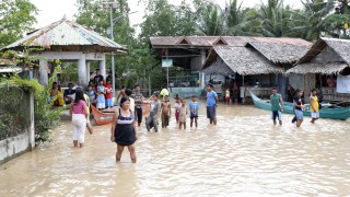 Над 130 души са загинали от тропическата буря Тембин във Филипините