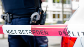 Нидерландската полиция съобщи че горящ предмет е бил хвърлен в