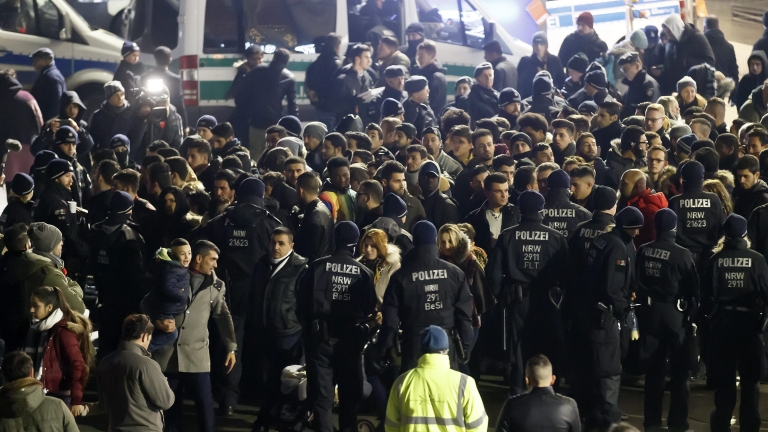 Полицията в Кьолн критикувана за тактиките си на Нова година