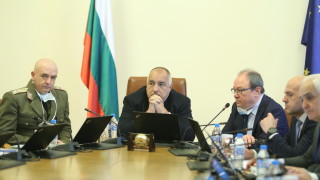 Борисов нареди: Всички институции ще работят с маски, хората през метър и половина