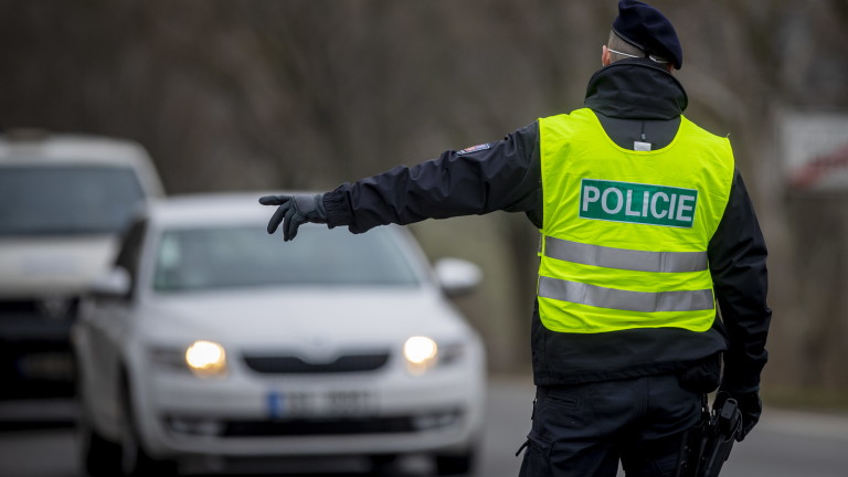 Полиция и военни в Чехия създадоха 500 контролно-пропускателни пункта, страната