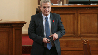 По тъмно министрите дойдоха в парламента за бюджетните дебати