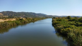 Проверяват замърсена ли е река Струма край Перник