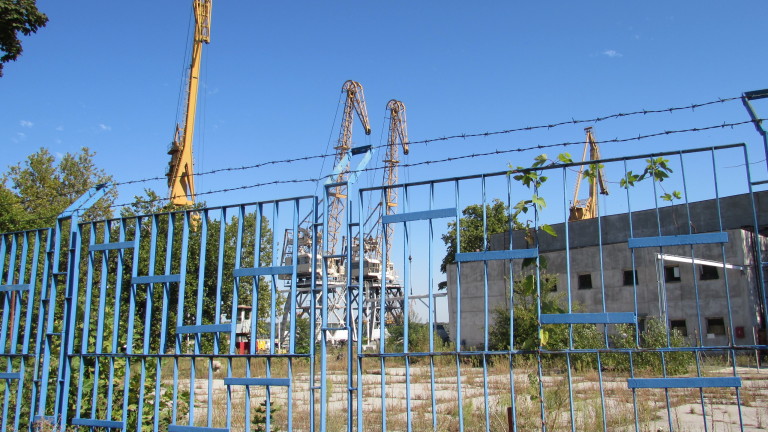 Служители на фалиралата корабостроителница в Русе чакат заплатите си три години
