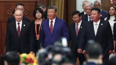 Триото автократи Путин, Си и Ким вдига тост за "полезния идиот" Доналд Тръмп