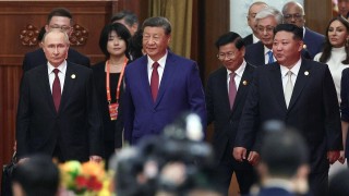 Триото автократи Путин, Си и Ким вдига тост за "полезния идиот" Доналд Тръмп