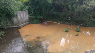 Компрометирани диги на река Струма създават риск от наводнения в