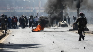 Полицията откри огън по демонстранти опитващи се да нахлуят в