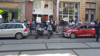 Символична подкрепа от около 10 души за главния прокурор Иван