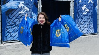 Илиана Раева излезе с пълни торби с покупки от официалния