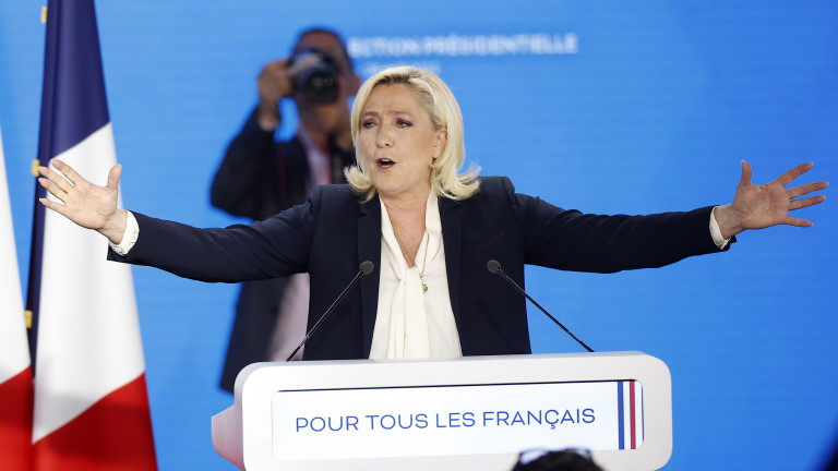 Френският крайнодесен лидер Марин льо Пен приветства резултата си на