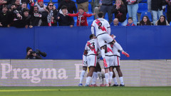 Райо Валекано свали болезнено на земята Атлетико Мадрид