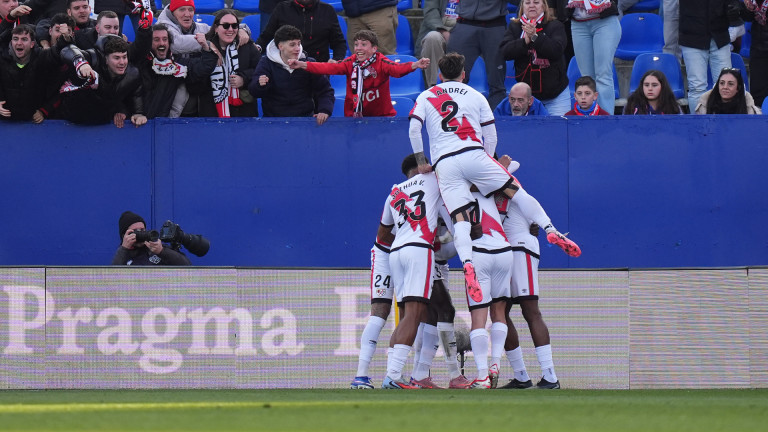 Райо Валекано свали болезнено на земята Атлетико Мадрид