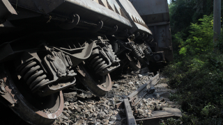 Извозват пътниците на 4 влака заради дерайлирал локомотив