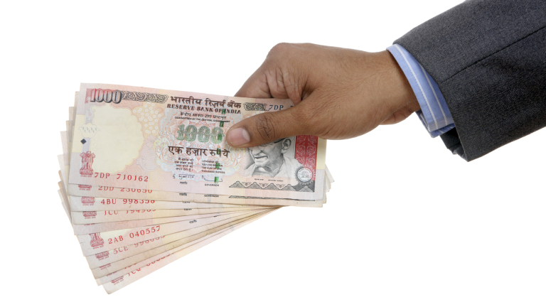 Индийската валута поевтиня рекордно