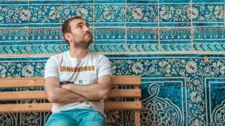 Наскоро снимката на жена пресичаща софийска улица пред трамвай нажежи