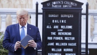 Снимката на президента на САЩ Доналд Тръмп пред църквата Сейнт
