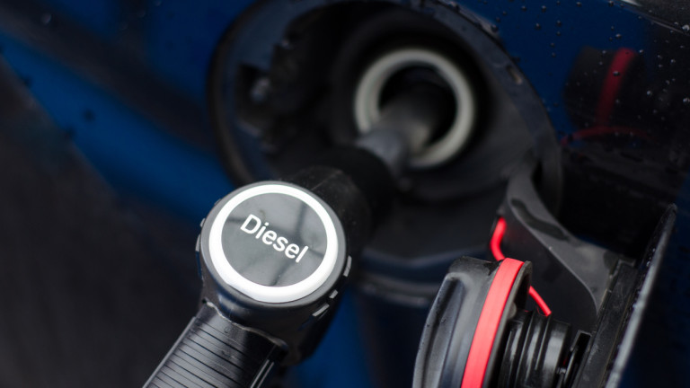 Какво се случва, ако налеете дизел в бензинов двигател?