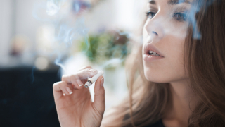 Експерти: 75% поскъпване на цигарите доведе до 37% спад в консумацията