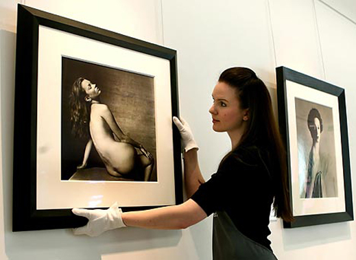 Голи снимки на Кейт Мос и Жизел Бюндхен отиват на търг (галерия)